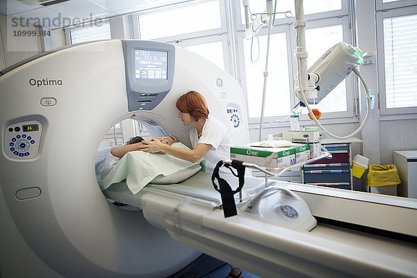 Reportage über einen radiologischen Dienst in einem Krankenhaus in Haute-Savoie  Frankreich. Scanner.