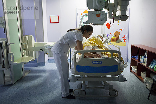 Reportage in einem radiologischen Dienst eines Krankenhauses in Haute-Savoie  Frankreich. Ein Röntgentechniker macht eine Röntgenaufnahme vom Knöchel eines bettlägerigen Patienten.