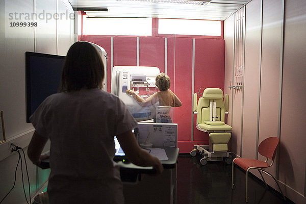 Reportage in einem radiologischen Dienst in einem Krankenhaus in Haute-Savoie  Frankreich. Digitale Mammographie.