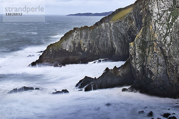 Ocean and craggy cliffs  Devon  Vereinigtes Königreich