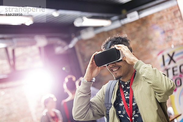 Mann versucht Virtual-Reality-Simulator-Brille auf Technologie-Konferenz