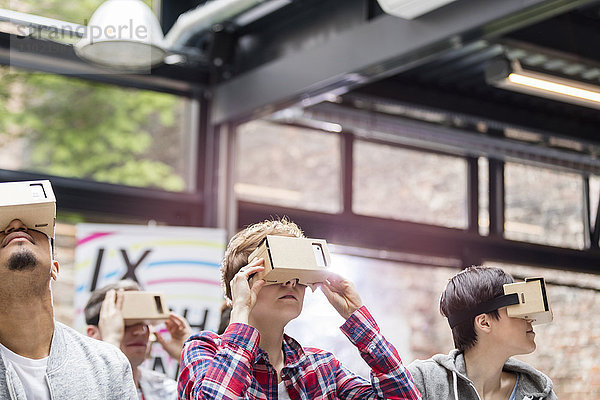 Publikum probiert Virtual-Reality-Simulator-Brille auf Technologie-Konferenz aus