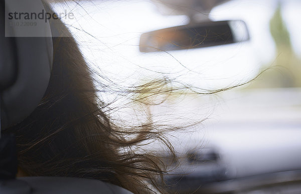 Frauenhaare blasen im Auto