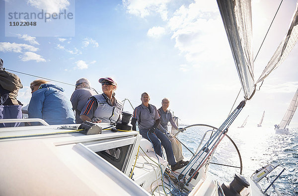 Rentner auf dem Segelboot auf dem sonnigen Meer