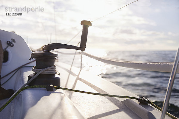 Segelseilwinde und Handgriff am Segelboot