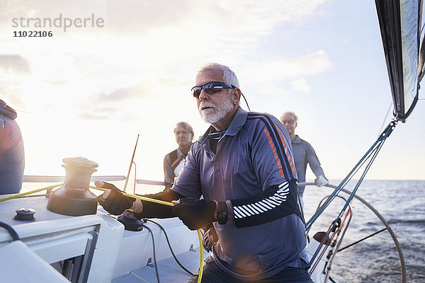 Rentner beim Segeln mit Takelage auf dem Segelboot