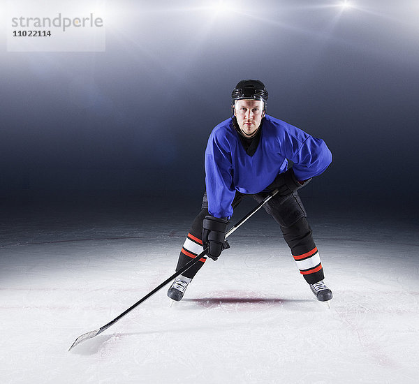 Portrait selbstbewusster Hockeyspieler auf dem Eis