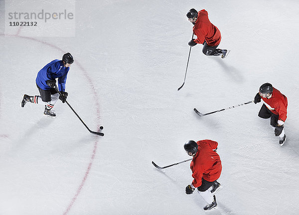 Hockeyverteidiger bewachen Gegner mit Puck auf Eis