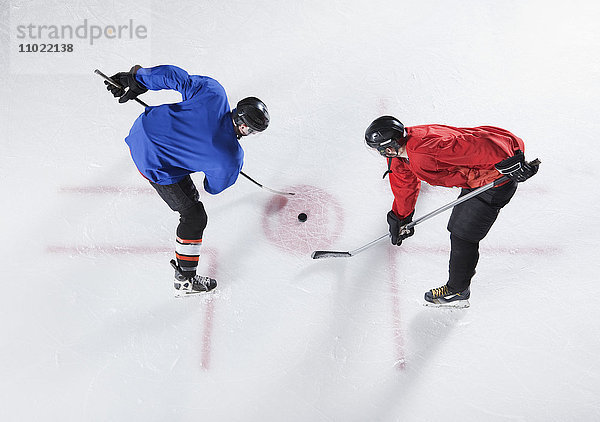 Hockey-Gegner im Eröffnungsspiel gegeneinander