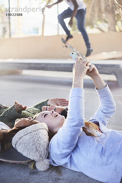 Teenager-Mädchen  die im Skatepark Selfie mit Fotohandy nehmen.