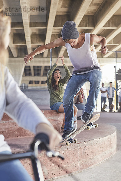 Freunde beim Skateboarden von Teenagern im Skatepark