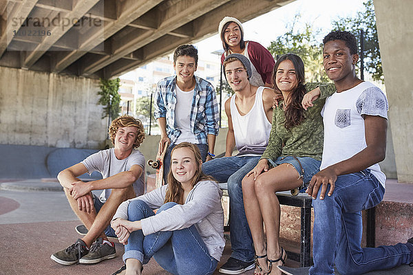Porträt selbstbewusste Teenager-Freunde im Skatepark
