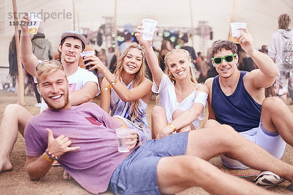 Porträt junger Freunde mit Bier beim Musikfestival