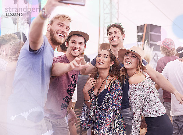 Junge Freunde posieren für Selfie auf dem Musikfestival