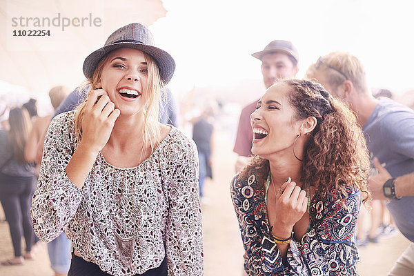 Junge Frauen lachen beim Musikfestival