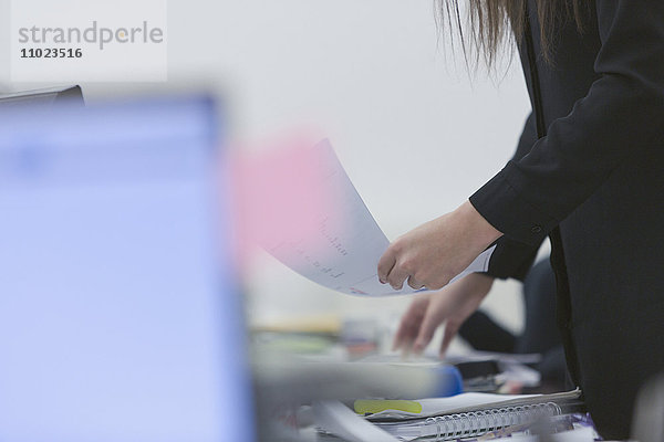 Geschäftsfrau hält Papierkram im Büro