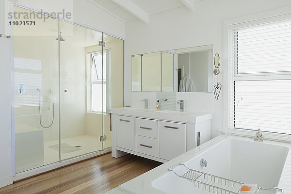 Weißes modernes Badezimmer Home Showcase Interieur