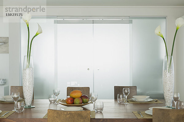Modernes Esszimmer mit Lilienvasen im Home Showcase Interieur