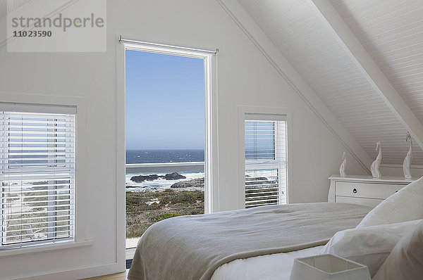 Gewölbte Decke im weißen Vorzeige-Schlafzimmer mit sonnigem Meerblick