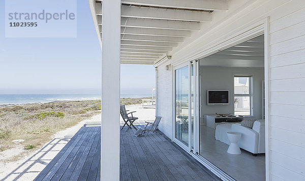 Strandhaus mit offenem Wohnzimmer und Terrasse mit Meerblick