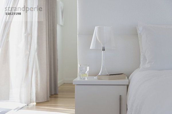 Weiße Lampe und Nachttisch im Home Showcase Schlafzimmer