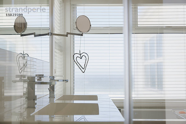 Herzform Dekoration hängen von Spiegel in modernen weißen Hause Vitrine Bad