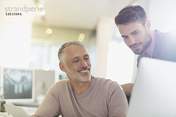 Geschäftsleute treffen sich am Computer im Büro