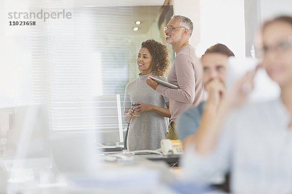 Geschäftsleute  die im Büro arbeiten