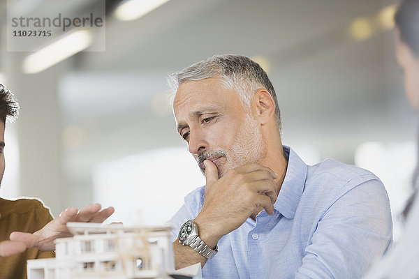 Architekten besprechen das Modell in einer Sitzung