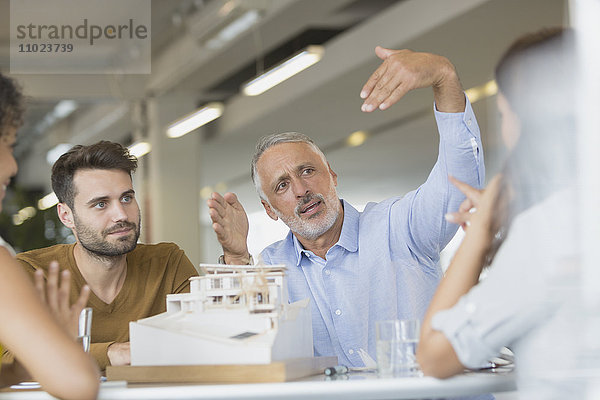 Architekten besprechen das Modell in einer Sitzung