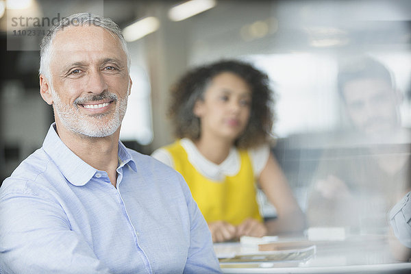 Porträt lächelnder Geschäftsmann in einer Besprechung