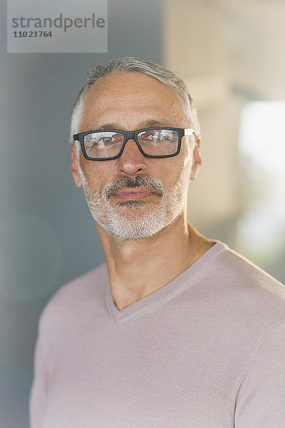 Porträt selbstbewusster Geschäftsmann mit Bart und Brille