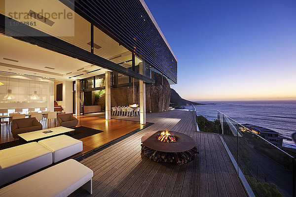 Feuerstelle auf modernem Luxus Haus Schaufenster Strandhaus bei Sonnenuntergang