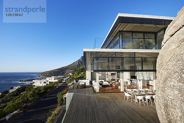 Modernes luxuriöses Haus und Terrasse mit Meerblick unter sonnigem blauem Himmel