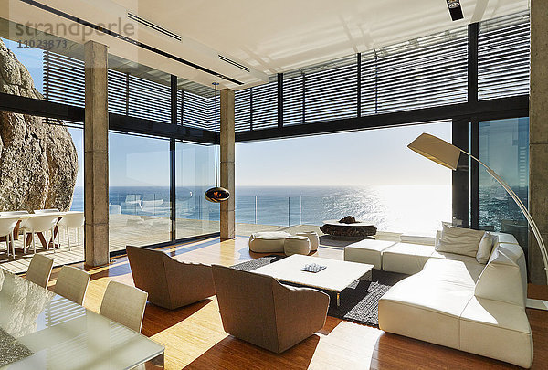 Modernes Luxus-Wohnzimmer mit sonnigem Meerblick