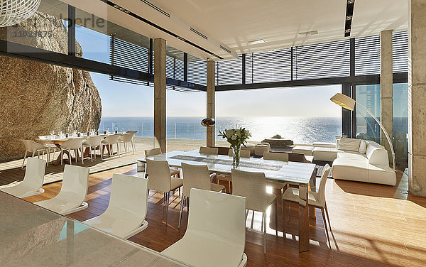 Modernes Luxushaus mit Esszimmer und Wohnzimmer mit sonnigem Meerblick
