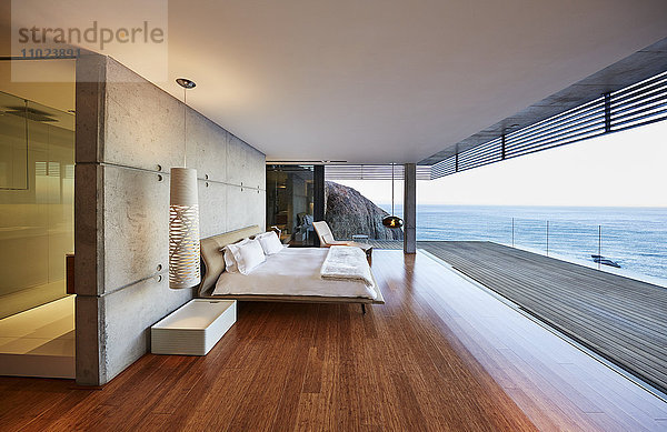 Modernes  luxuriöses Schlafzimmer mit Zugang zur Terrasse und Meerblick
