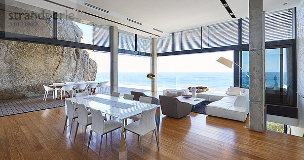 Modernes  luxuriöses Wohn- und Esszimmer mit Zugang zur Terrasse und Meerblick