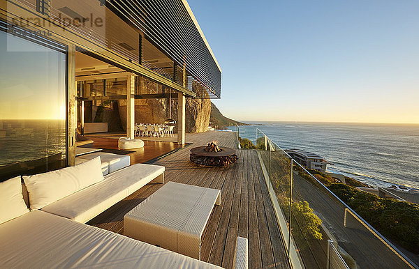 Moderne Luxus-Terrasse mit Blick auf den Sonnenuntergang am Meer