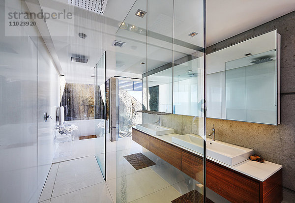 Modernes luxuriöses Vorzeige-Badezimmer