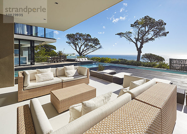 Modernes Luxusdomizil mit sonniger Terrasse und Meerblick