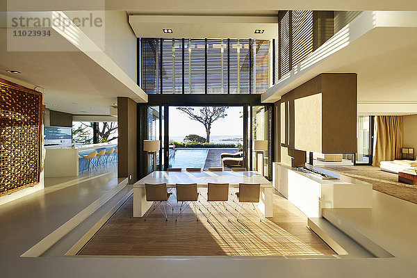 Modernes luxuriöses Wohnhaus mit Innenraum und Innenhof mit Schwimmbad