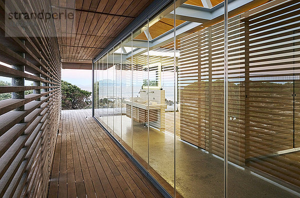 Moderne Luxuswohnung mit Holzkorridor