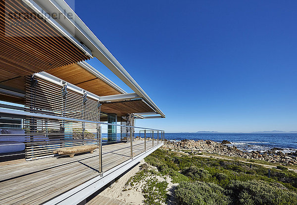 Modernes Luxuswohnhaus mit Meerblick unter sonnigem blauem Himmel