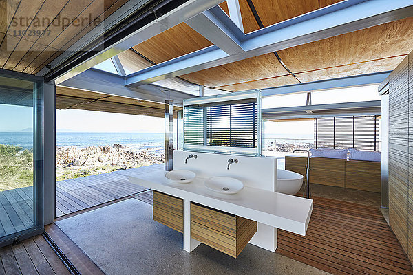 Modernes  luxuriöses Musterhaus mit Badezimmer  das zur Terrasse mit Meerblick führt