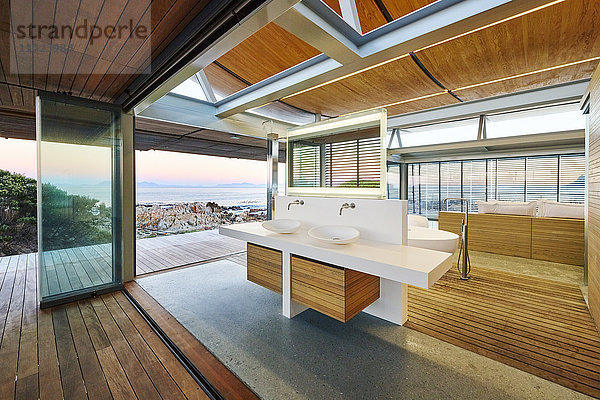 Modernes luxuriöses Musterhaus mit Badezimmer und Meerblick