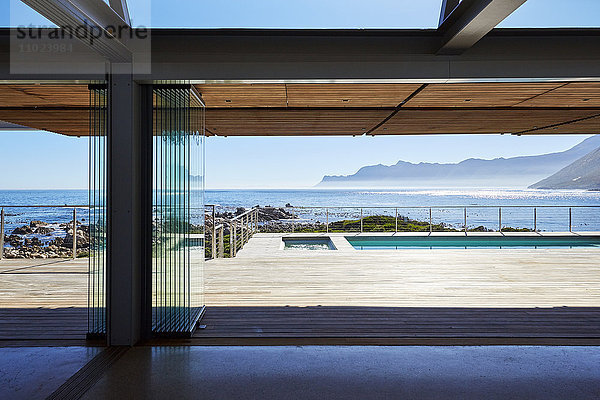 Modernes Luxushaus mit Terrasse und Blick auf den Pool und das Meer