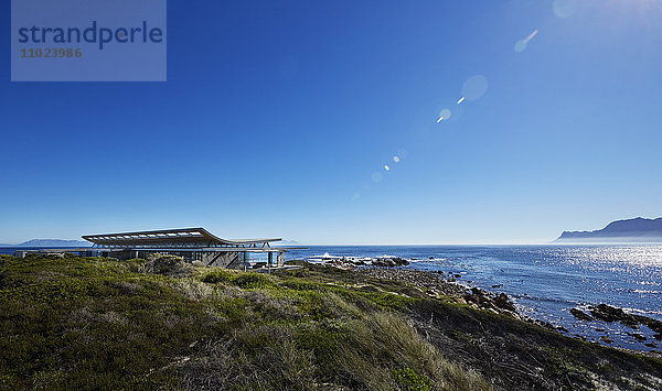 Luxuriöses Haus mit Meerblick unter sonnigem blauem Himmel