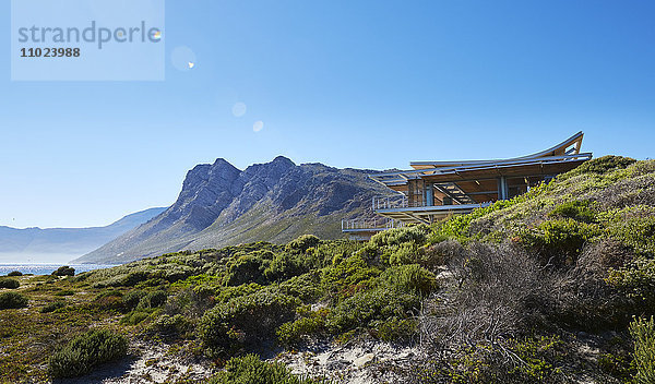 Modernes luxuriöses Wohnhaus unter sonnigem blauem Himmel