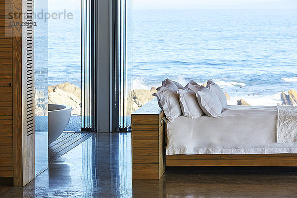 Modernes  luxuriöses Schaufensterbett mit Meerblick